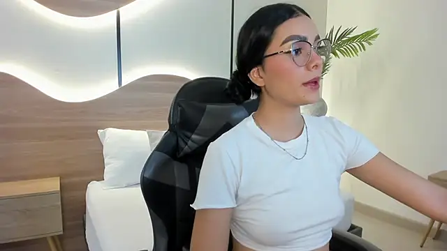 Snapshot of emily_tolson chatting on 2, 12, 2025 emily tolson online show from 2, 12, 2025