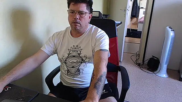 blueandwhite1 online show from 18, 10, 2025