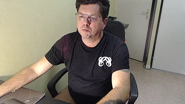 Snapshot of blueandwhite1 chatting on 4, 12, 2025 blueandwhite1 online show from 4, 12, 2025