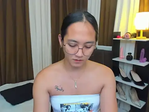 Snapshot of URHottestAngel chatting on 10, 10, 2025 URHottestAngel online show from 10, 10, 2025