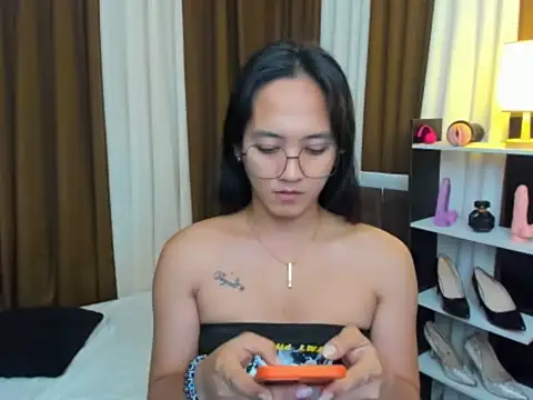 Snapshot of URHottestAngel chatting on 21, 10, 2025 URHottestAngel online show from 21, 10, 2025