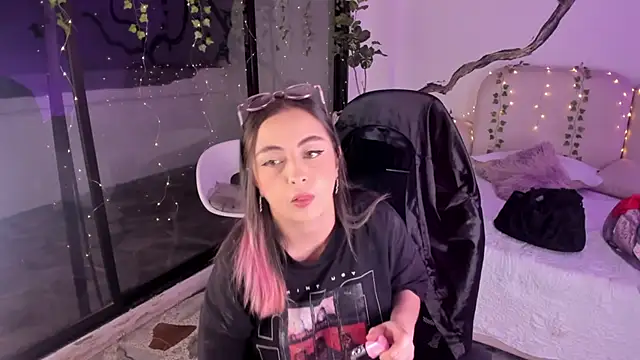 SarahCastro1  online show from 11, 11, 2025