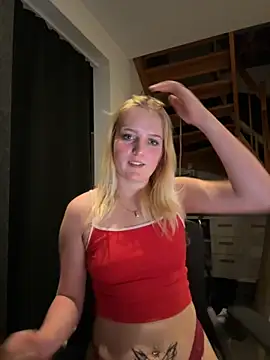 Snapshot of DieBlondeHannah chatting on 8, 9, 2025 DieBlondeHannah online show from 8, 9, 2025