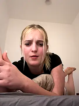 Snapshot of DieBlondeHannah chatting on 14, 9, 2025 DieBlondeHannah online show from 14, 9, 2025