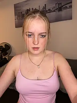 Snapshot of DieBlondeHannah chatting on 11, 10, 2025 DieBlondeHannah online show from 11, 10, 2025