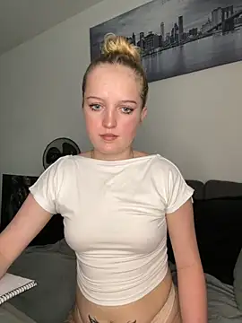 Snapshot of DieBlondeHannah chatting on 19, 10, 2025 DieBlondeHannah online show from 19, 10, 2025