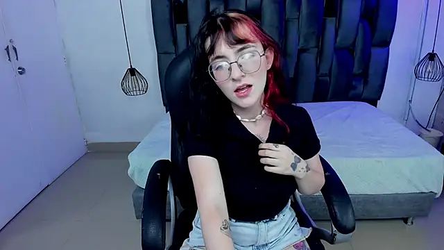 Snapshot of AfroditaLeclair chatting on 6, 11, 2025 AfroditaLeclair online show from 6, 11, 2025