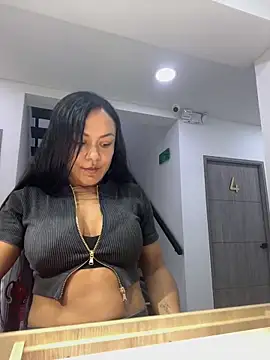 Snapshot of TiffanyyLam chatting on 14, 9, 2025 TiffanyyLam online show from 14, 9, 2025