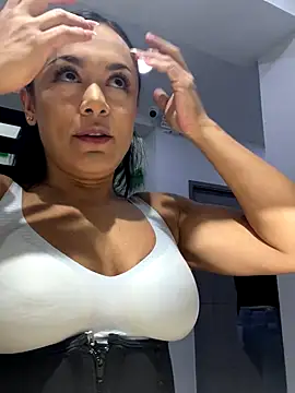 Snapshot of TiffanyyLam chatting on 1, 10, 2025 TiffanyyLam online show from 1, 10, 2025