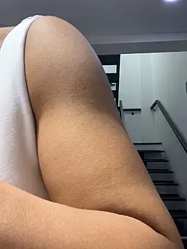 Snapshot of TiffanyyLam chatting on 18, 10, 2025 TiffanyyLam online show from 18, 10, 2025