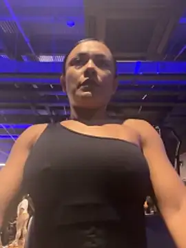 Snapshot of TiffanyyLam chatting on 28, 10, 2025 TiffanyyLam online show from 28, 10, 2025