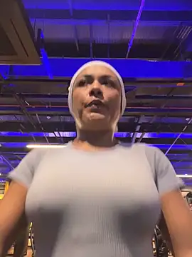 Snapshot of TiffanyyLam chatting on 4, 11, 2025 TiffanyyLam online show from 4, 11, 2025