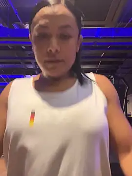 Snapshot of TiffanyyLam chatting on 5, 11, 2025 TiffanyyLam online show from 5, 11, 2025