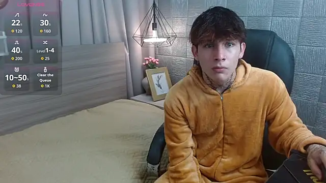 Snapshot of Iantwink18 chatting on 10, 9, 2025 Iantwink18 online show from 10, 9, 2025