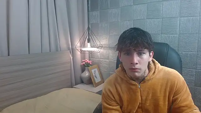 Snapshot of Iantwink18 chatting on 11, 9, 2025 Iantwink18 online show from 11, 9, 2025