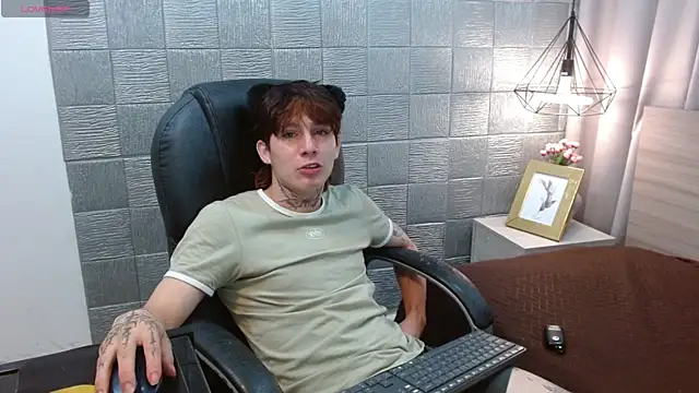 Snapshot of Iantwink18 chatting on 22, 9, 2025 Iantwink18 online show from 22, 9, 2025