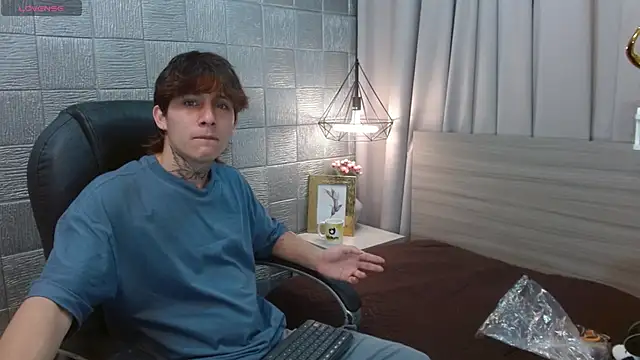 Snapshot of Iantwink18 chatting on 27, 9, 2025 Iantwink18 online show from 27, 9, 2025