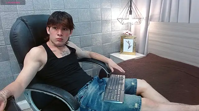 Snapshot of Iantwink18 chatting on 29, 9, 2025 Iantwink18 online show from 29, 9, 2025