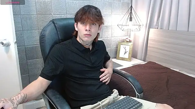 Snapshot of Iantwink18 chatting on 30, 9, 2025 Iantwink18 online show from 30, 9, 2025