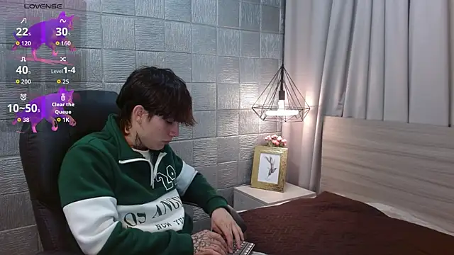 Snapshot of Iantwink18 chatting on 1, 10, 2025 Iantwink18 online show from 1, 10, 2025