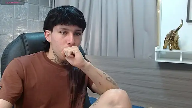 Snapshot of Iantwink18 chatting on 12, 10, 2025 Iantwink18 online show from 12, 10, 2025