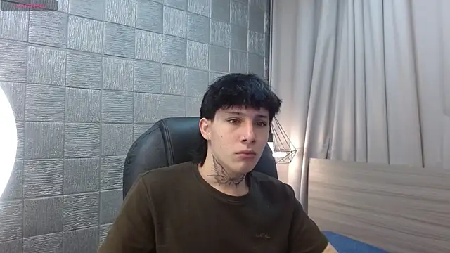 Snapshot of Iantwink18 chatting on 13, 10, 2025 Iantwink18 online show from 13, 10, 2025