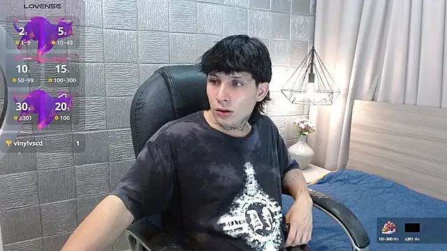 Snapshot of Iantwink18 chatting on 16, 10, 2025 Iantwink18 online show from 16, 10, 2025