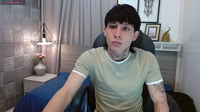 Snapshot of Iantwink18 chatting on 25, 10, 2025 Iantwink18 online show from 25, 10, 2025