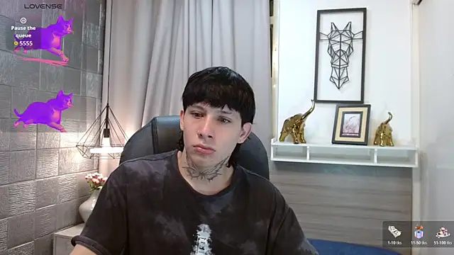 Snapshot of Iantwink18 chatting on 27, 10, 2025 Iantwink18 online show from 27, 10, 2025