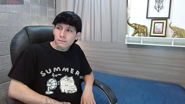 Snapshot of Iantwink18 chatting on 1, 11, 2025 Iantwink18 online show from 1, 11, 2025