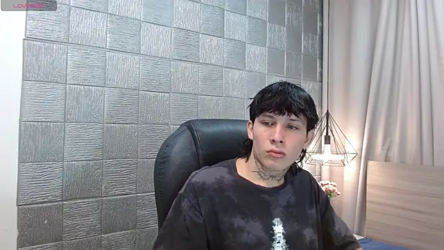 Snapshot of Iantwink18 chatting on 4, 11, 2025 Iantwink18 online show from 4, 11, 2025