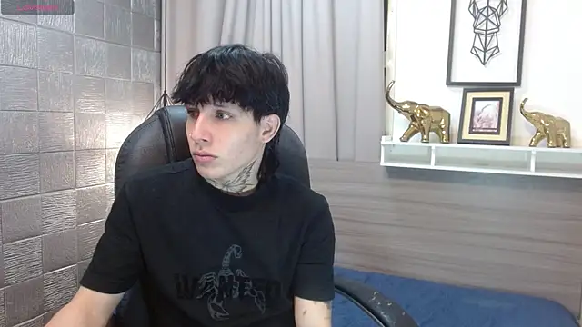 Snapshot of Iantwink18 chatting on 6, 11, 2025 Iantwink18 online show from 6, 11, 2025