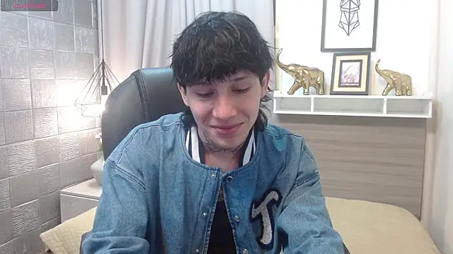 Snapshot of Iantwink18 chatting on 8, 11, 2025 Iantwink18 online show from 8, 11, 2025