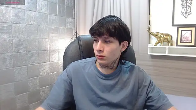 Snapshot of Iantwink18 chatting on 14, 11, 2025 Iantwink18 online show from 14, 11, 2025