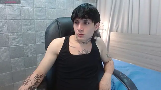 Snapshot of Iantwink18 chatting on 21, 11, 2025 Iantwink18 online show from 21, 11, 2025