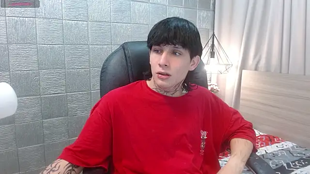 Snapshot of Iantwink18 chatting on 24, 11, 2025 Iantwink18 online show from 24, 11, 2025