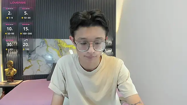 SantiagoRusso18 online show from 7, 11, 2025