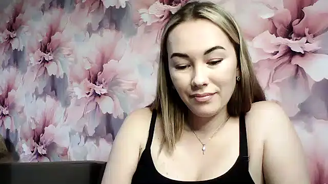 Snapshot of Sovaee chatting on 4, 10, 2025 Sovaee online show from 4, 10, 2025