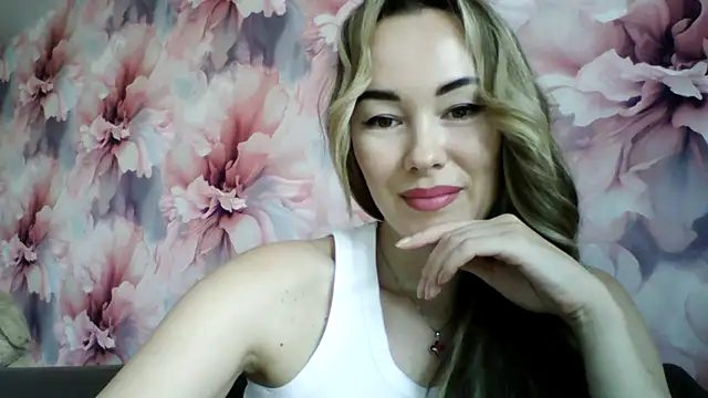 Snapshot of Sovaee chatting on 6, 10, 2025 Sovaee online show from 6, 10, 2025