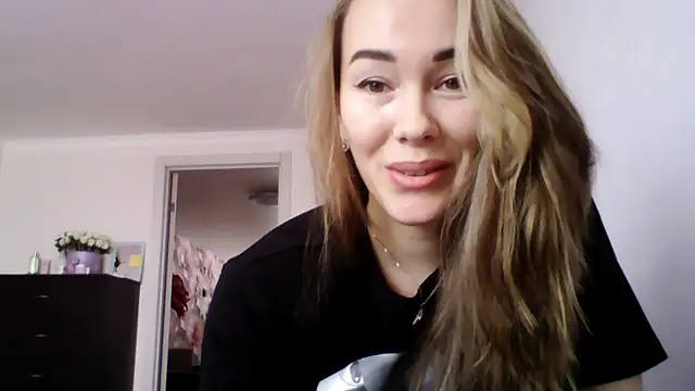 Snapshot of Sovaee chatting on 10, 10, 2025 Sovaee online show from 10, 10, 2025