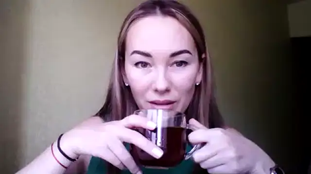 Snapshot of Sovaee chatting on 28, 10, 2025 Sovaee online show from 28, 10, 2025