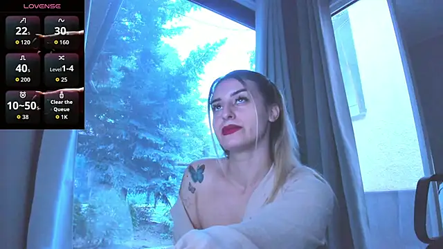 Snapshot of Ella_Vee chatting on 12, 9, 2025 Ella Vee online show from 12, 9, 2025