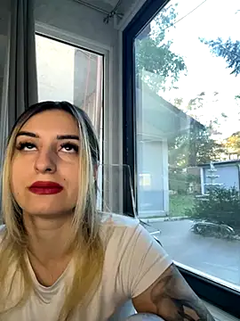 Snapshot of Ella_Vee chatting on 24, 9, 2025 Ella Vee online show from 24, 9, 2025