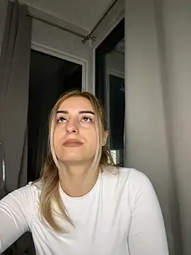 Snapshot of Ella_Vee chatting on 8, 10, 2025 Ella Vee online show from 8, 10, 2025