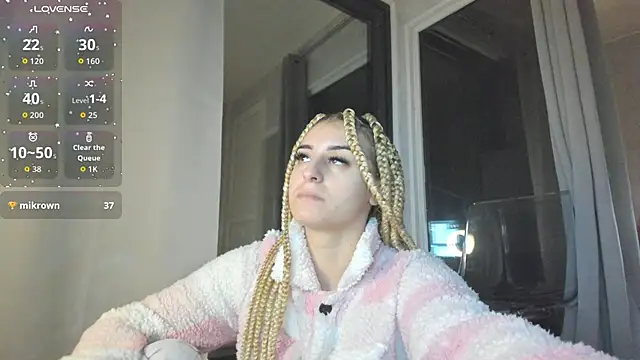 Snapshot of Ella_Vee chatting on 29, 10, 2025 Ella Vee online show from 29, 10, 2025