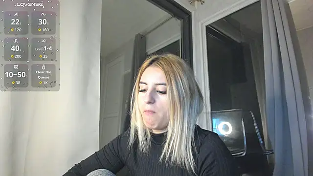 Snapshot of Ella_Vee chatting on 13, 11, 2025 Ella Vee online show from 13, 11, 2025