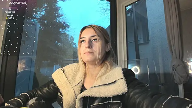 Snapshot of Ella_Vee chatting on 23, 11, 2025 Ella Vee online show from 23, 11, 2025