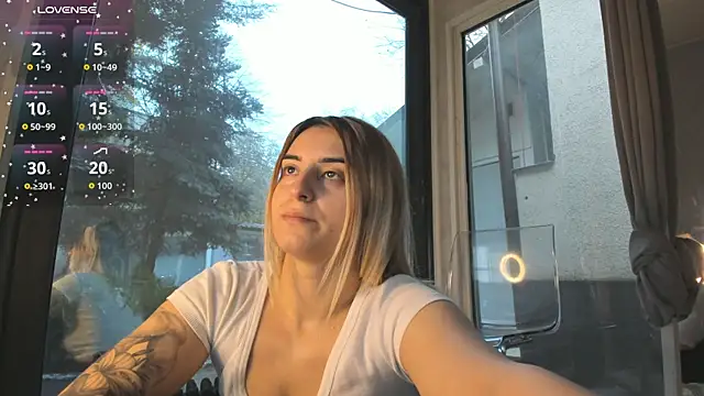 Snapshot of Ella_Vee chatting on 29, 11, 2025 Ella Vee online show from 29, 11, 2025