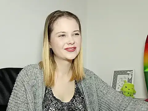 Snapshot of LydiaYoung chatting on 7, 10, 2025 LydiaYoung online show from 7, 10, 2025