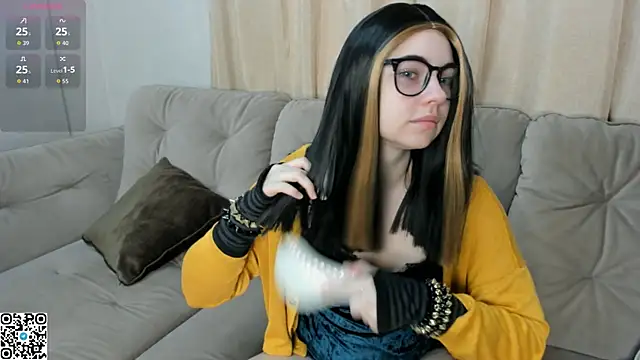 Snapshot of EvaBlimey chatting on 16, 10, 2025 EvaBlimey online show from 16, 10, 2025